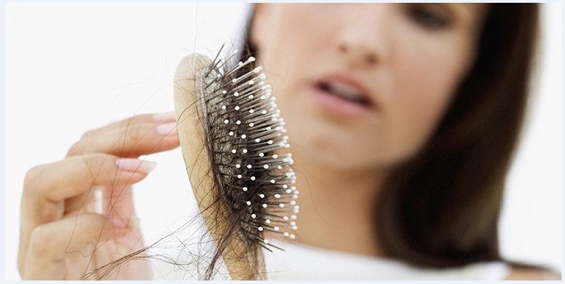 Tóc rụng nhiều là dấu hiệu đáng kể cho thấy cơ thể bạn chứa nhiều độc tố