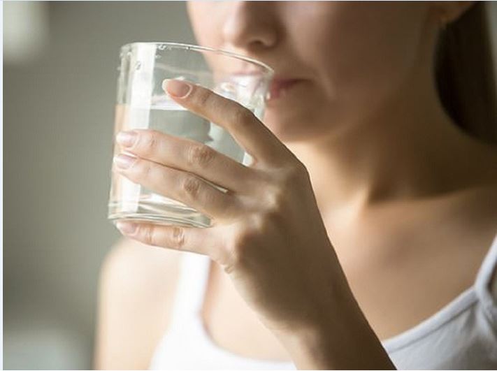 Uống nhiều nước giúp cơ thể thải độc tố