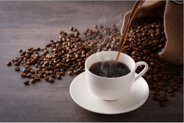 Lý do là vì cà phê chứa rất nhiều hợp chất, trong đó có polyphenols và caffeine có tác dụng ngăn ngừa ung thư do tia cực tím.
