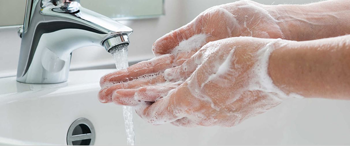 Rửa tay bằng xà phòng trước khi chạm vào mụn nhọt