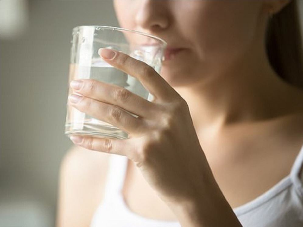 Uống quá nhiều nước giúp thải độc cơ thể khó hơn 