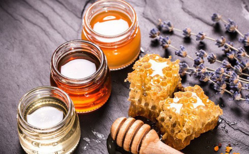 Món ăn đầu tiên có thể giúp cơ thể thải độc hiệu quả chính là nước mật ong.