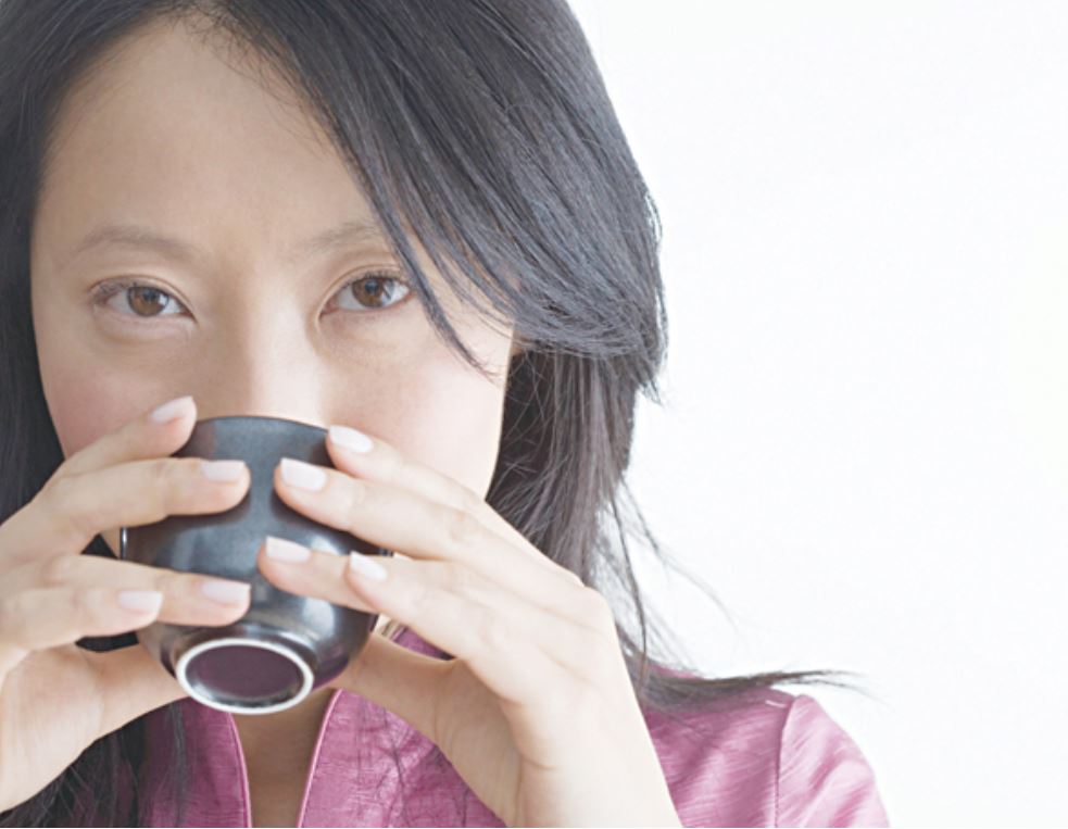 Vitamin C và PP chứa trong trà giúp giảm huyết áp, cải thiện chức năng mạch máu