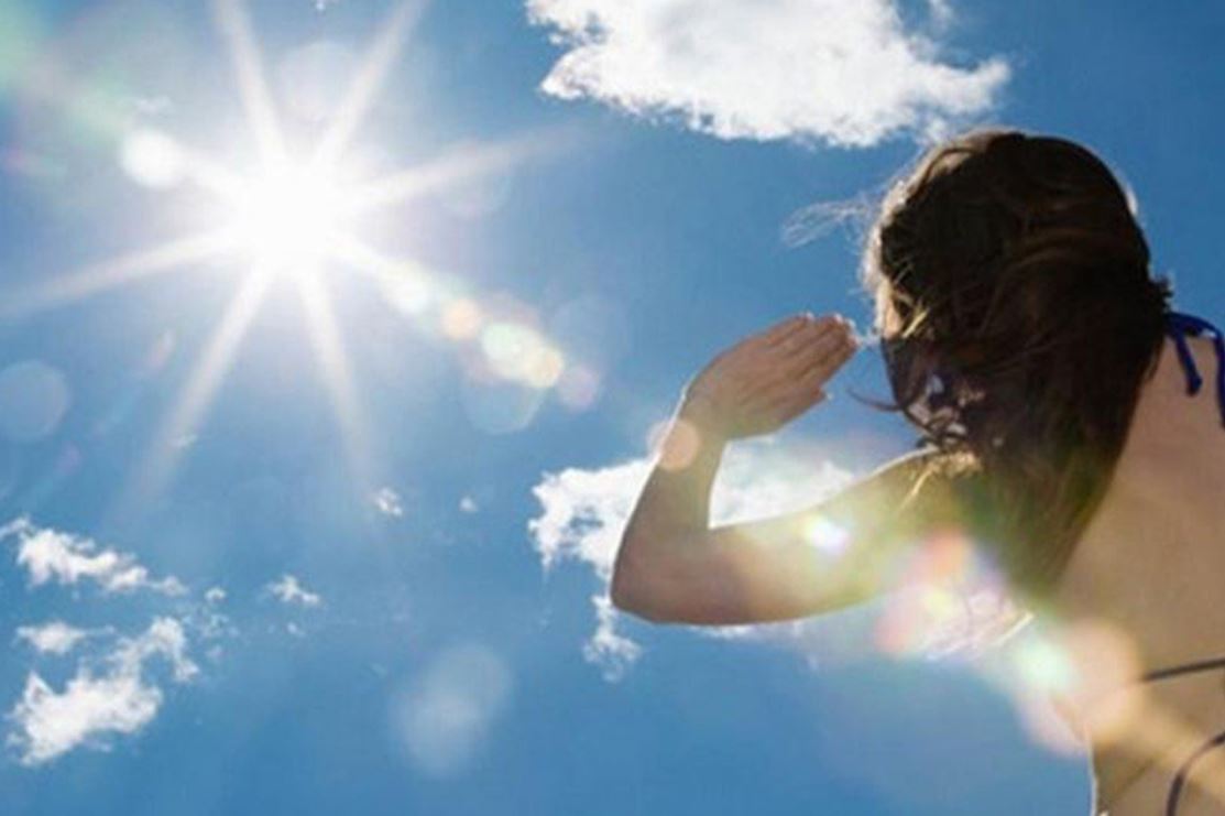 Tia cực tím trong ánh sáng mặt trời có thể gây ra các bệnh về da