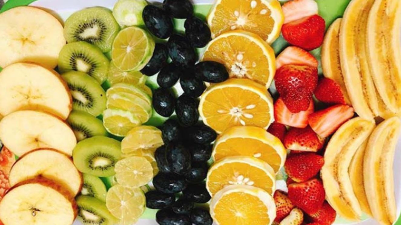 Thực hiện chế độ ăn uống cân bằng mỗi ngày với 5 đến 9 phần trái cây và rau quả
